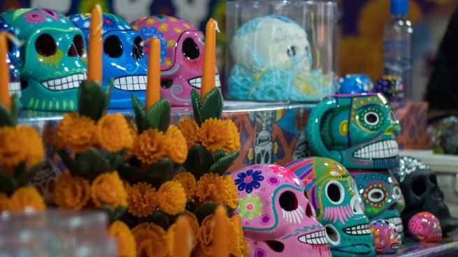 resistencia Espantar versus Así son las tradiciones y la celebración del Día de muertos en México