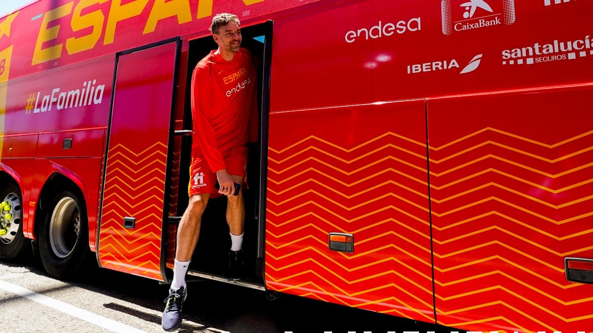 Pau Gasol se baja del autobús de la selección española. (FEB)