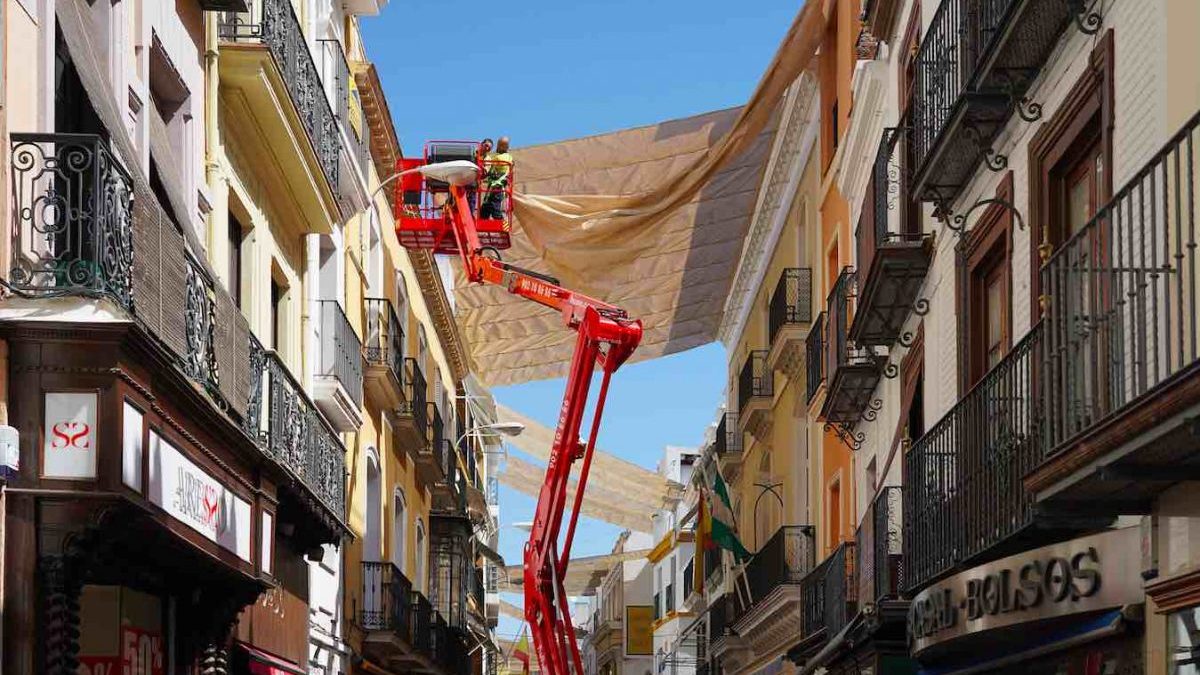Colocación de los toldos en el centro de Sevilla desde la calle Sierpes, en 2019 (EDUARDO BRIONES / EUROPA PRESS).