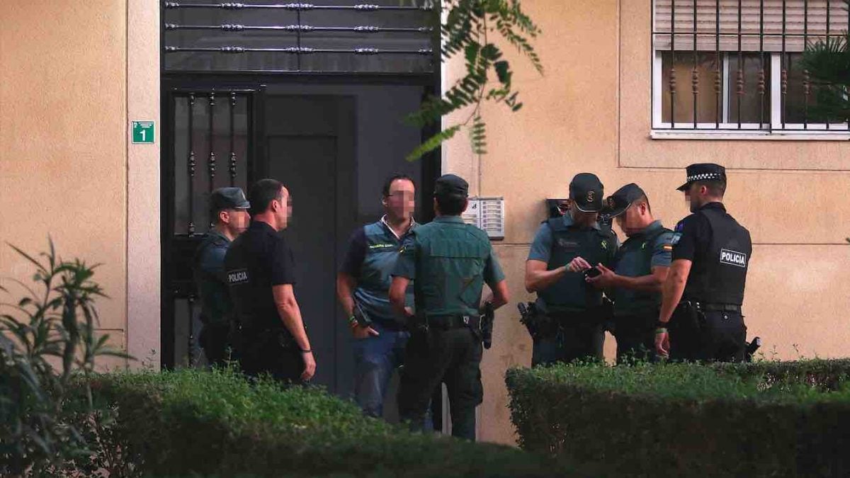 La Guardia Civil registra el domicilio de Ana María B.L., detenida por el crimen de su hijo Sergio en Huércal, Almería (EUROPA PRESS).