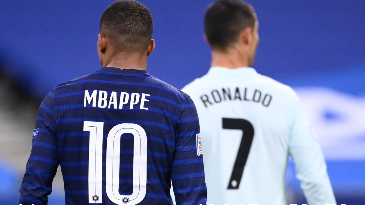 Kylian Mbappé y Cristiano Ronaldo durante el Francia-Portugal de la Eurocopa. (AFP)