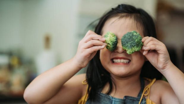 Niños coman verduras