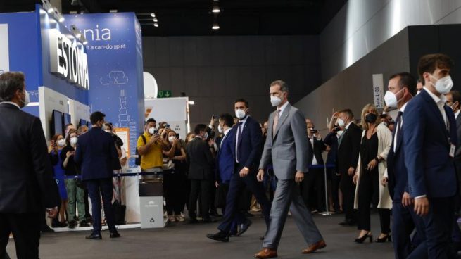 Felipe VI visitó los expositores de Telefónica, CaixaBank y Huawei durante la inauguración del MWC 2021