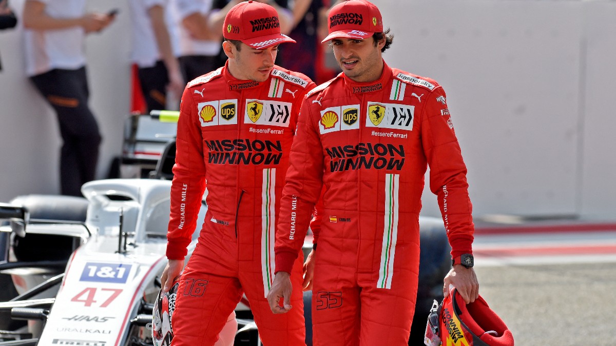 Carlos Sainz, junto a Leclerc. (AFP)