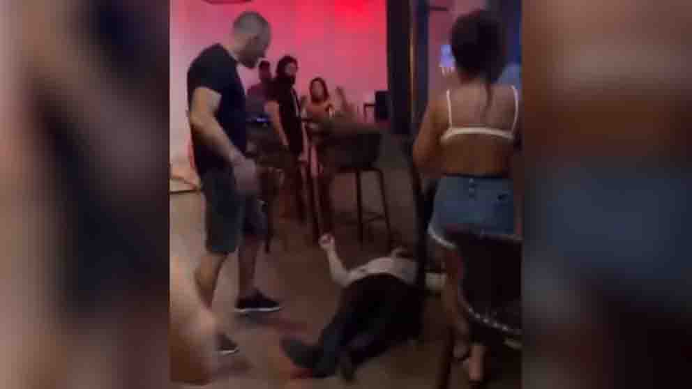 Un luchador de MMA propina una brutal paliza y noquea a un hombre ebrio