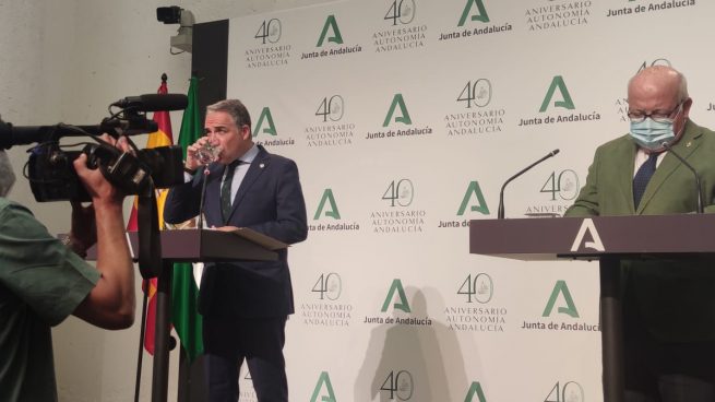 Elías Bendodo, consejero de Presidencia de la Junta de Andalucía, y Jesús Aguirre, consejero de Salud.