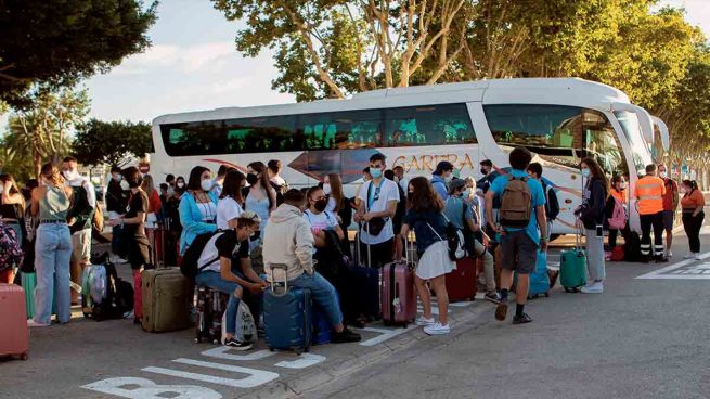 Estudiantes antes de embarcar hacia Valencia. Foto: EFE