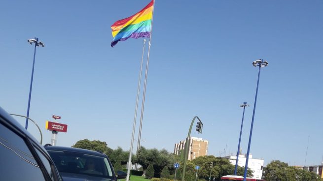 Golpe judicial a Juan Espadas: el juez ordena quitar la bandera LGTB de una rotonda de Sevilla