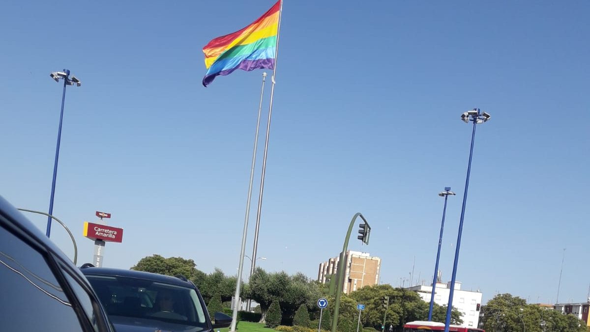 Bandera LGTB en Sevilla.