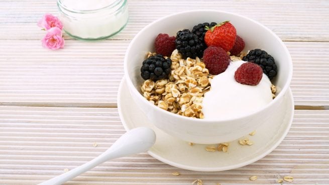 Descubre cuáles son y para qué sirven las bacterias buenas en el organismo Yogur-desayunos-655x368