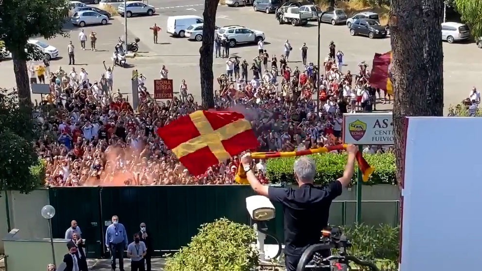 Mourinho saluda a la afición de la Roma.