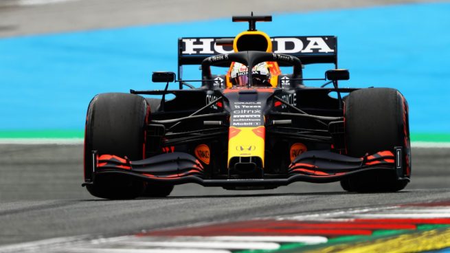Verstappen logra la pole en una clasificación turbulenta para Alonso y Sainz
