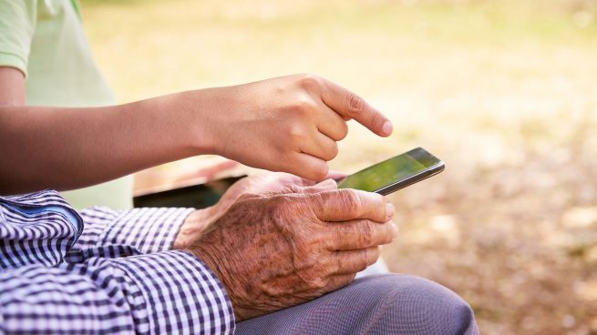 El uso de las nuevas tecnologías retrasa la aparición de enfermedades de deterioro cognitivo en los mayores