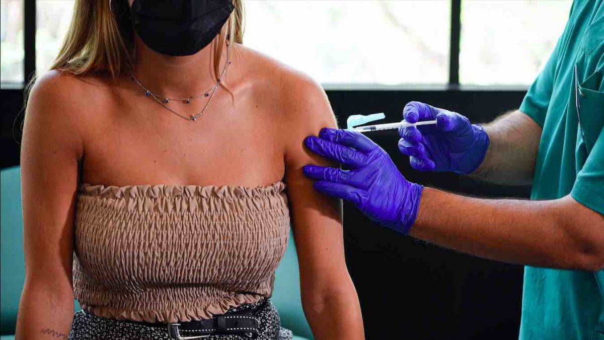 Una joven del próximo Erasmus recibe la vacuna contra el Covid-19 (JORGE GIL/ EUROPA PRESS).