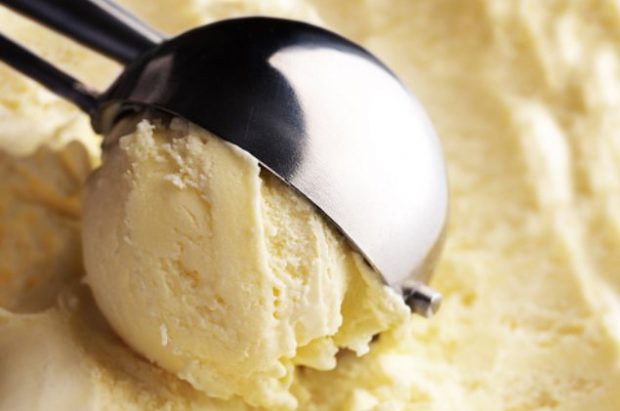 Esta receta de helado de vainilla casero sin heladera con solo 3 ingredientes es una de las más sencillas y deliciosas que existen