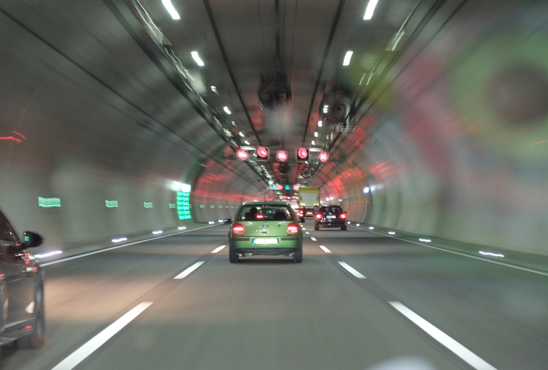Cómo salir de un túnel para evitar el temido efecto pantalla según la DGT