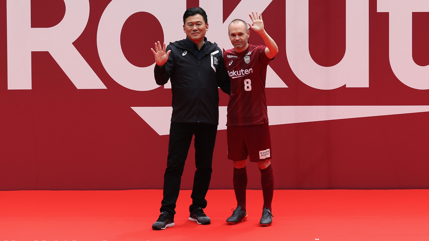 El CEO de Rakuten, junto a Andrés Iniesta. (Getty)
