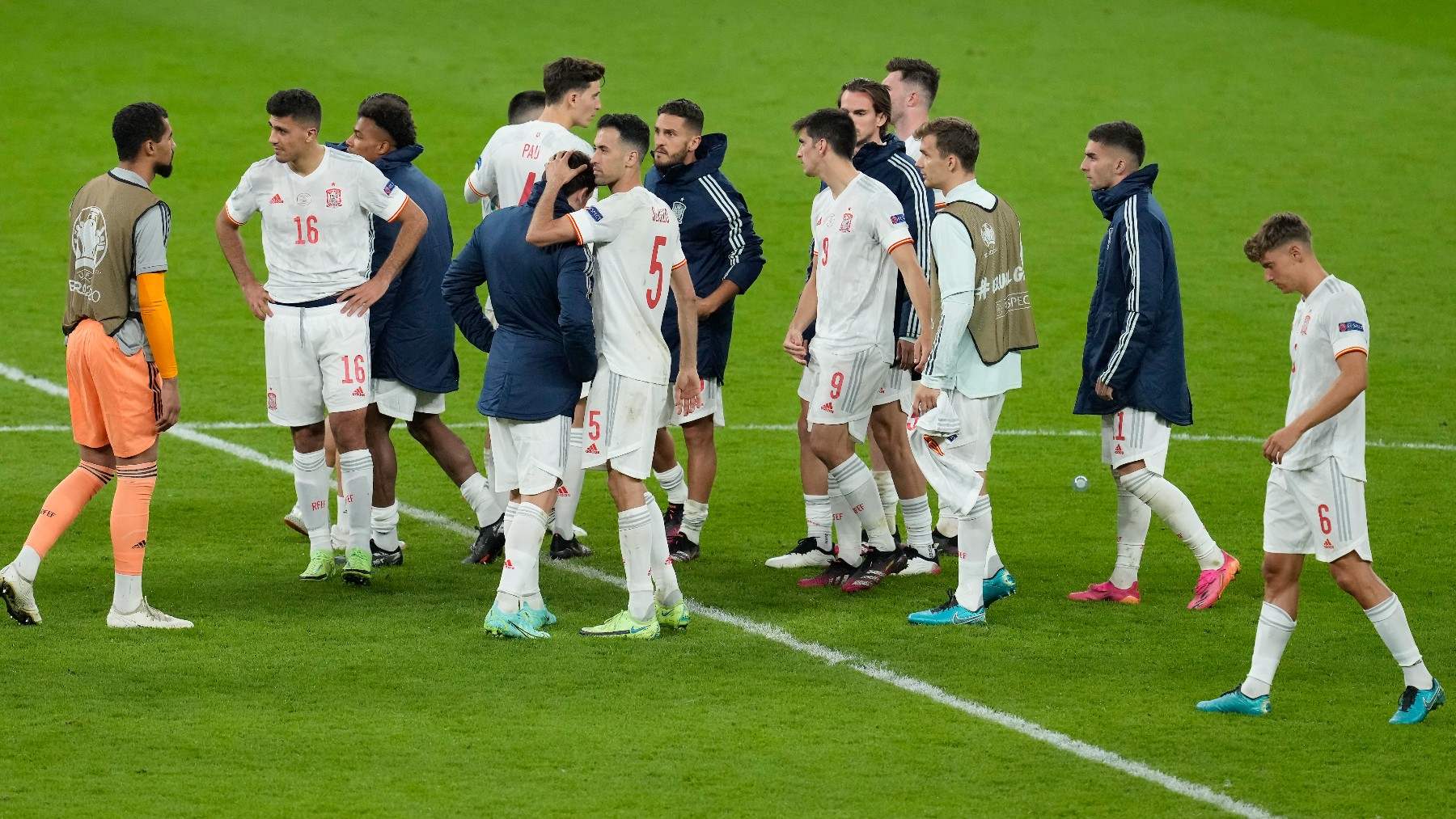 Los jugadores de la selección, tras el partido. (AFP)