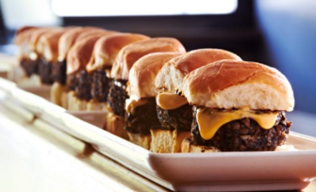 Las 5 mejores recetas de mini hamburguesas para una cena de picoteo que hará historia