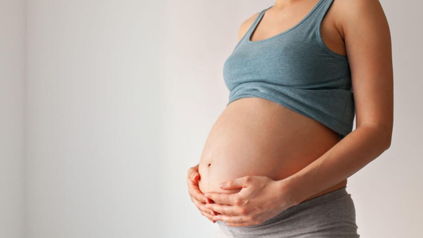 Las causas y cuando preocuparse por el vientre duro en el embarazo