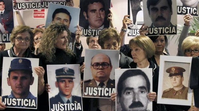 El Gobierno admite que hay que condecorar a víctimas de ETA en público