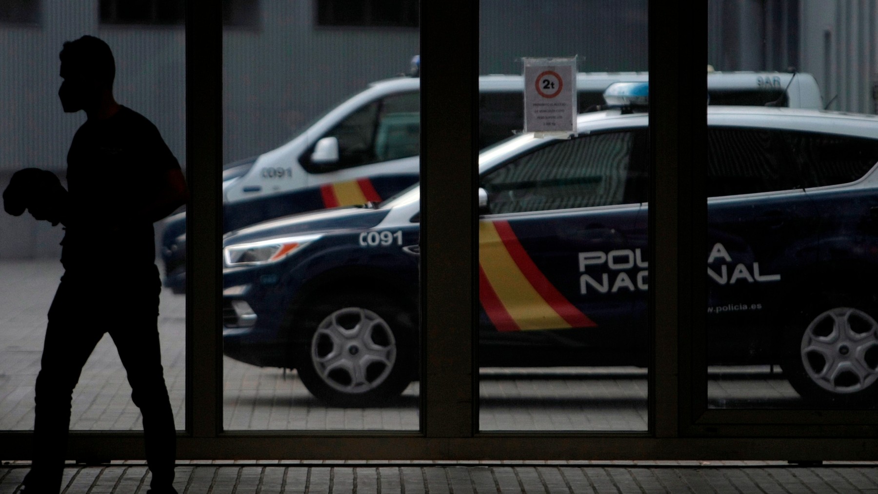 Un agente de policía camina por el cuartel de Lonzas de La Coruña.