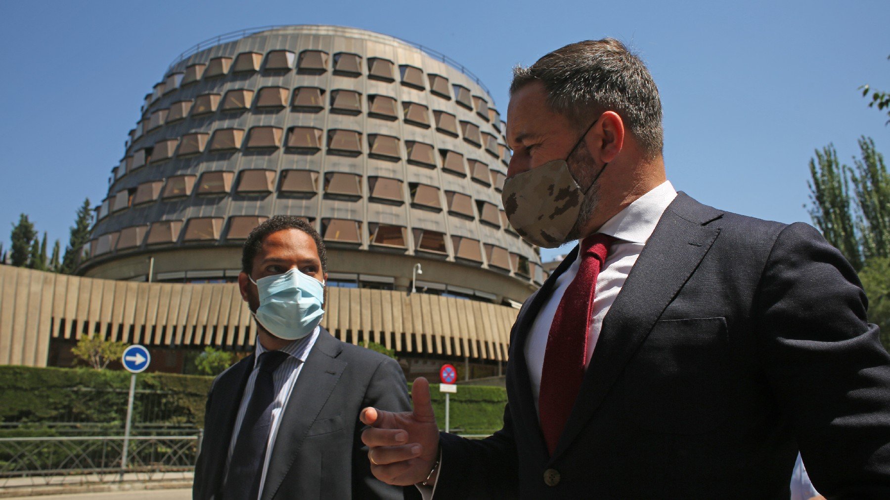 Santiago Abascal e Ignacio Garriga delante del Tribunal Constitucional. (Foto: EP)