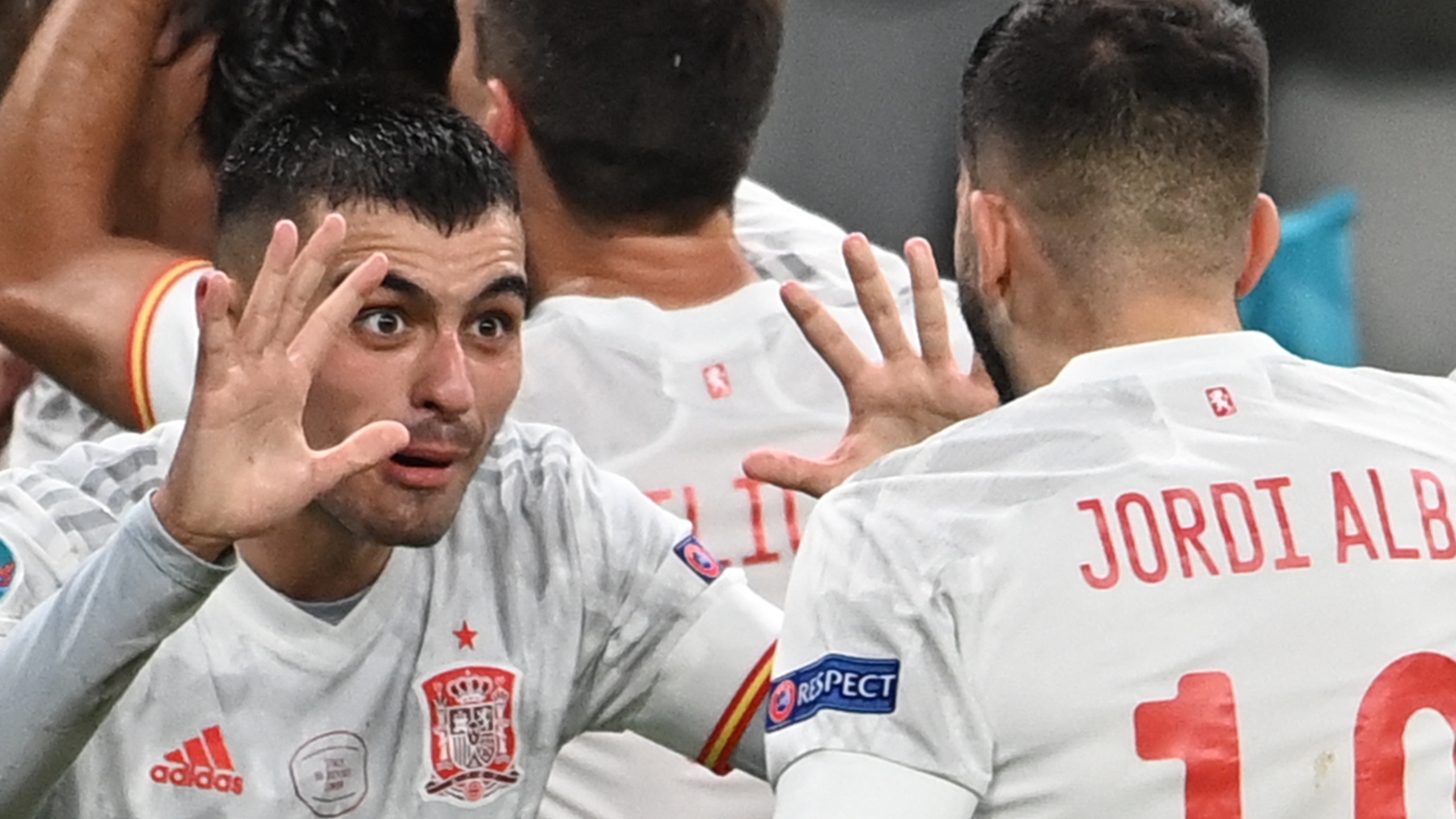 Pedri y Jordi Alba, celebran el gol de Morata ante Italia en la semifinales de la Eurocopa. (AFP)