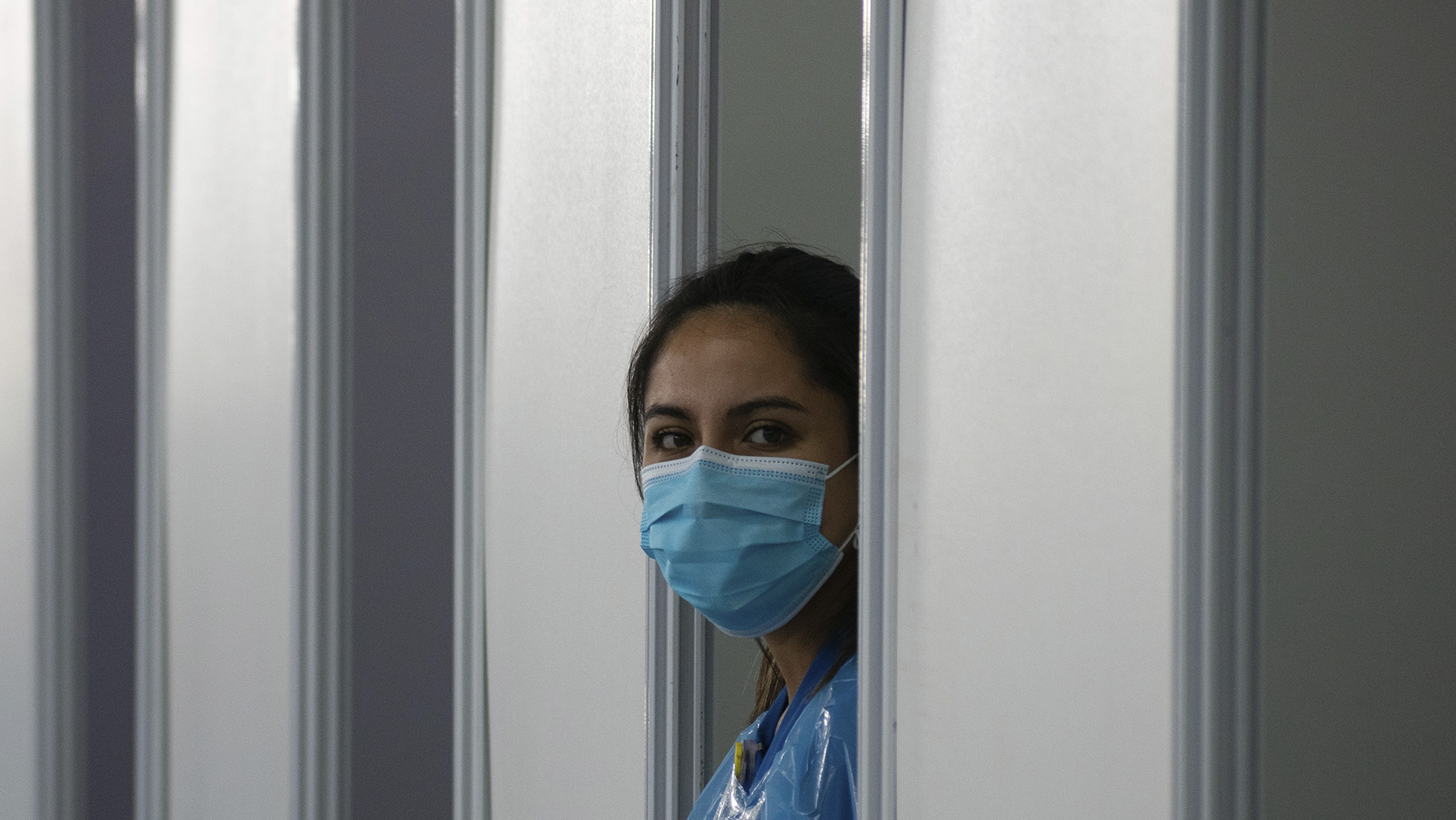 Una trabajadora sanitaria en un hospital de Santiago de Chile.