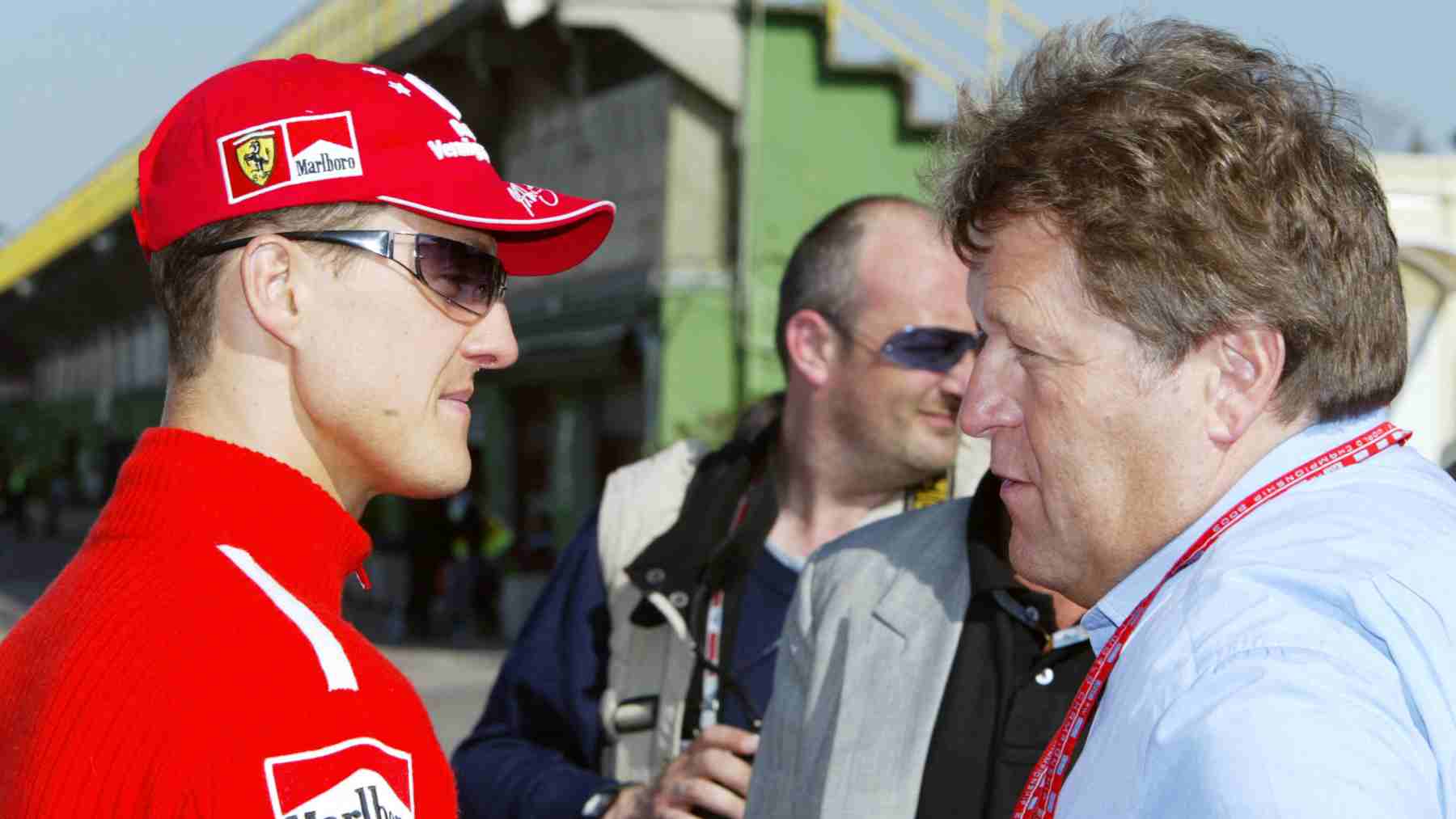 Michael Schumacher y Norbert Haug, exvicepresidente de McLaren. (AFP)