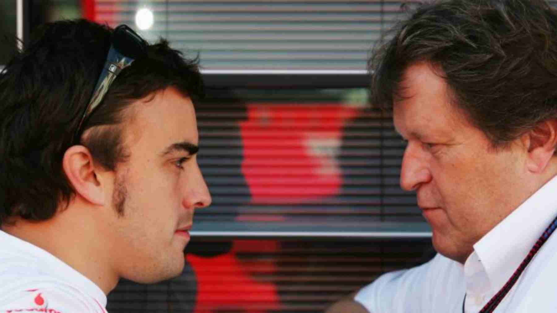 Fernando Alonso y Norbert Haug. (Getty)