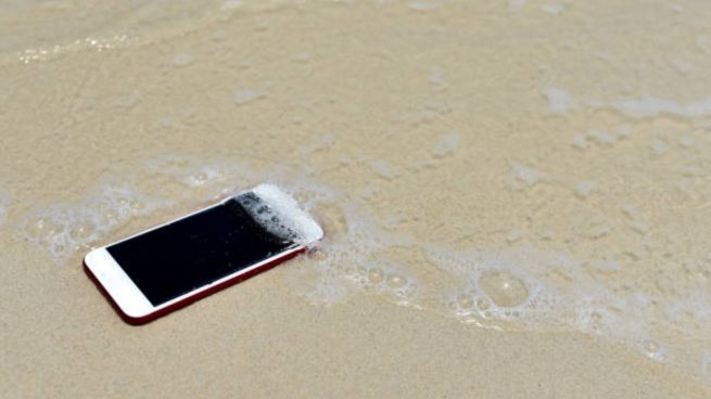 La playa y el mar pueden dañar tu smartphone: cómo protegerlo La-playa-y-el-mar-pueden-danar-tu-smartphone-como-protegerlo-655x368