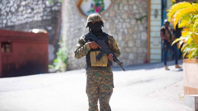 Un soldado frente a la residencia del asesinado presidente haitiano.