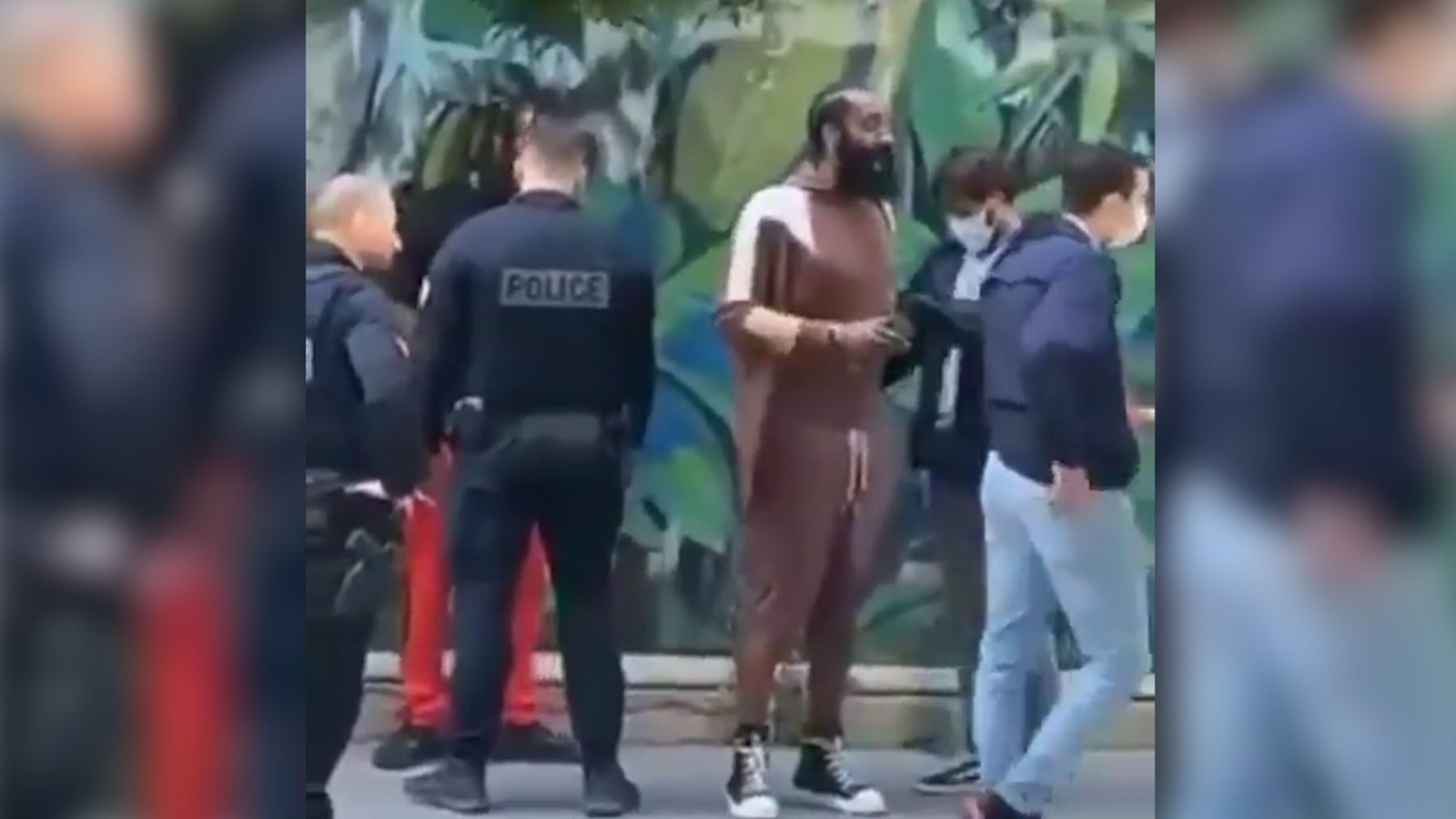 James Harden, parado por la policía en una calle de París.