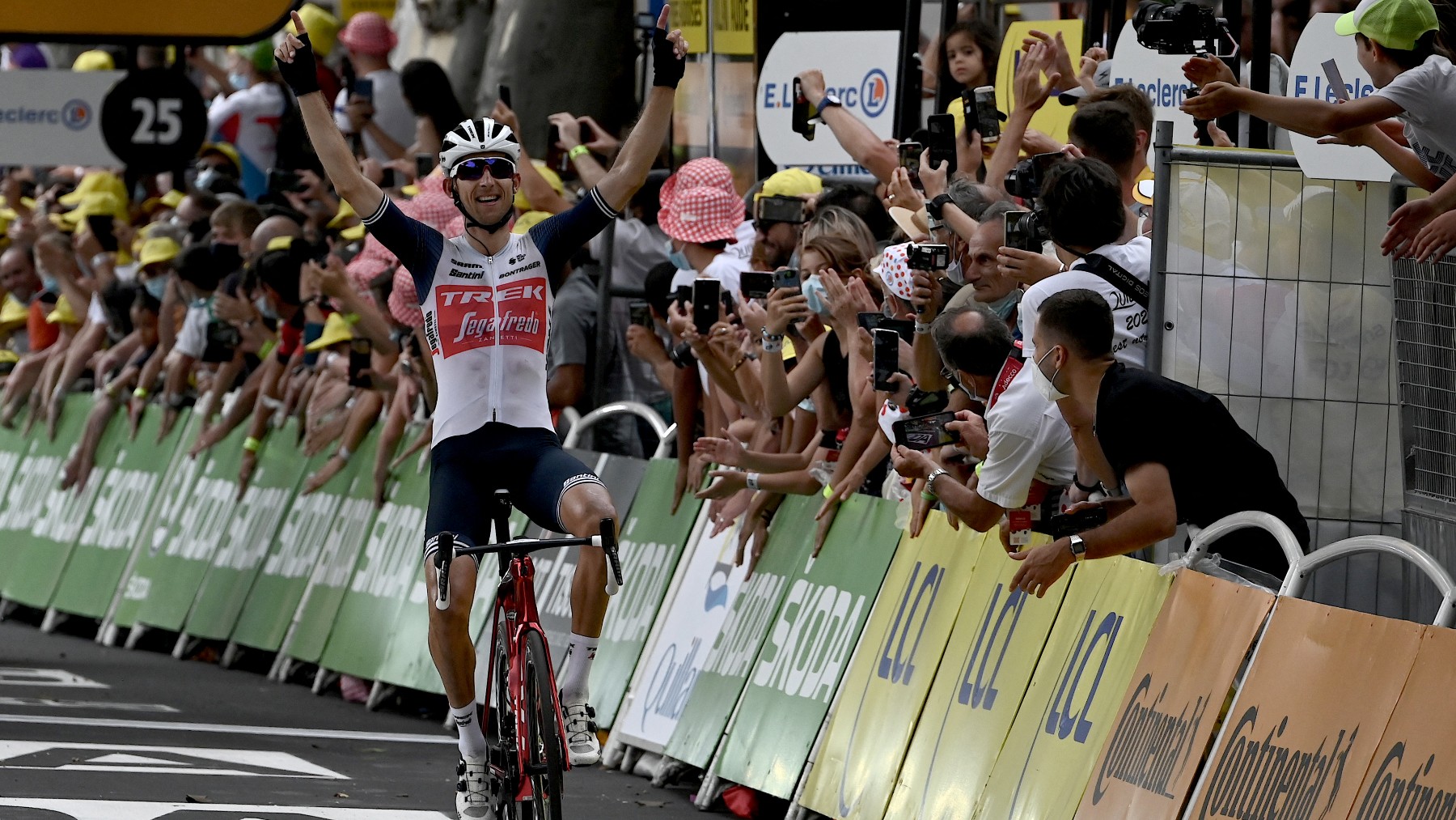 Mollema celebra la victoria en el Tour. (AFP)