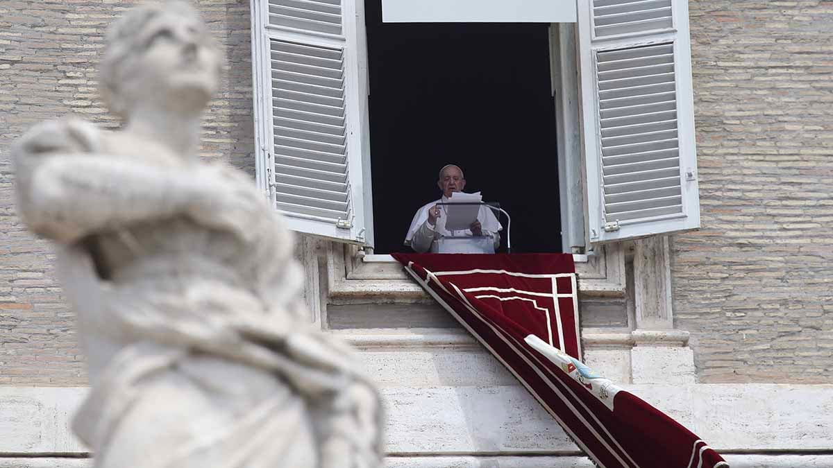 El Papa Francisco reza el Ángelus