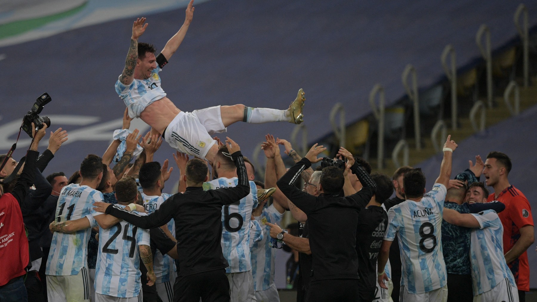 Los jugadores de Argentina mantean a Leo Messi tras ganar la Copa América. (AFP)