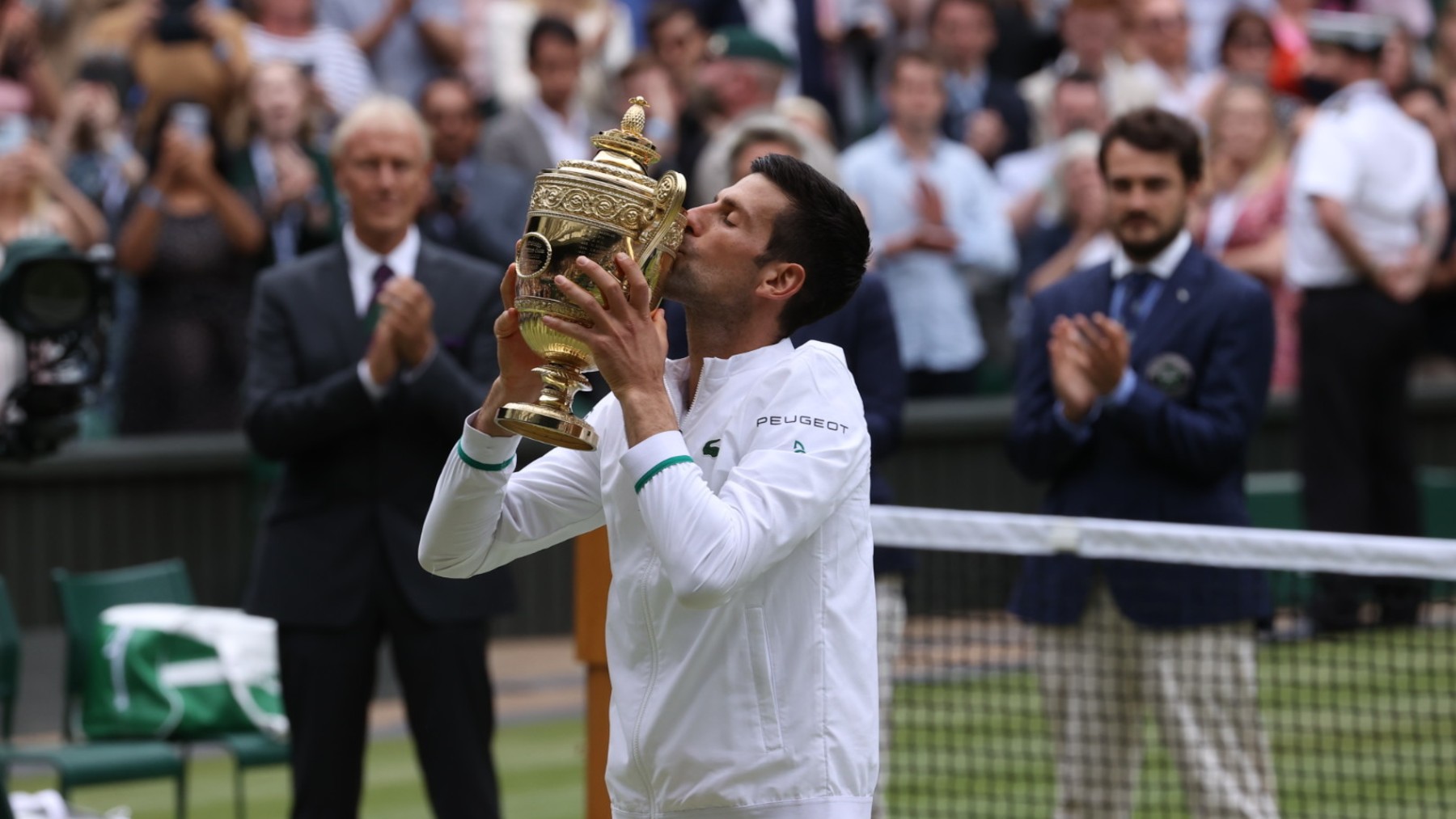 Novak Djokovic levanta su sexto Wimbledon tras ganar a Matteo Berrettini. (@Wimbledon)