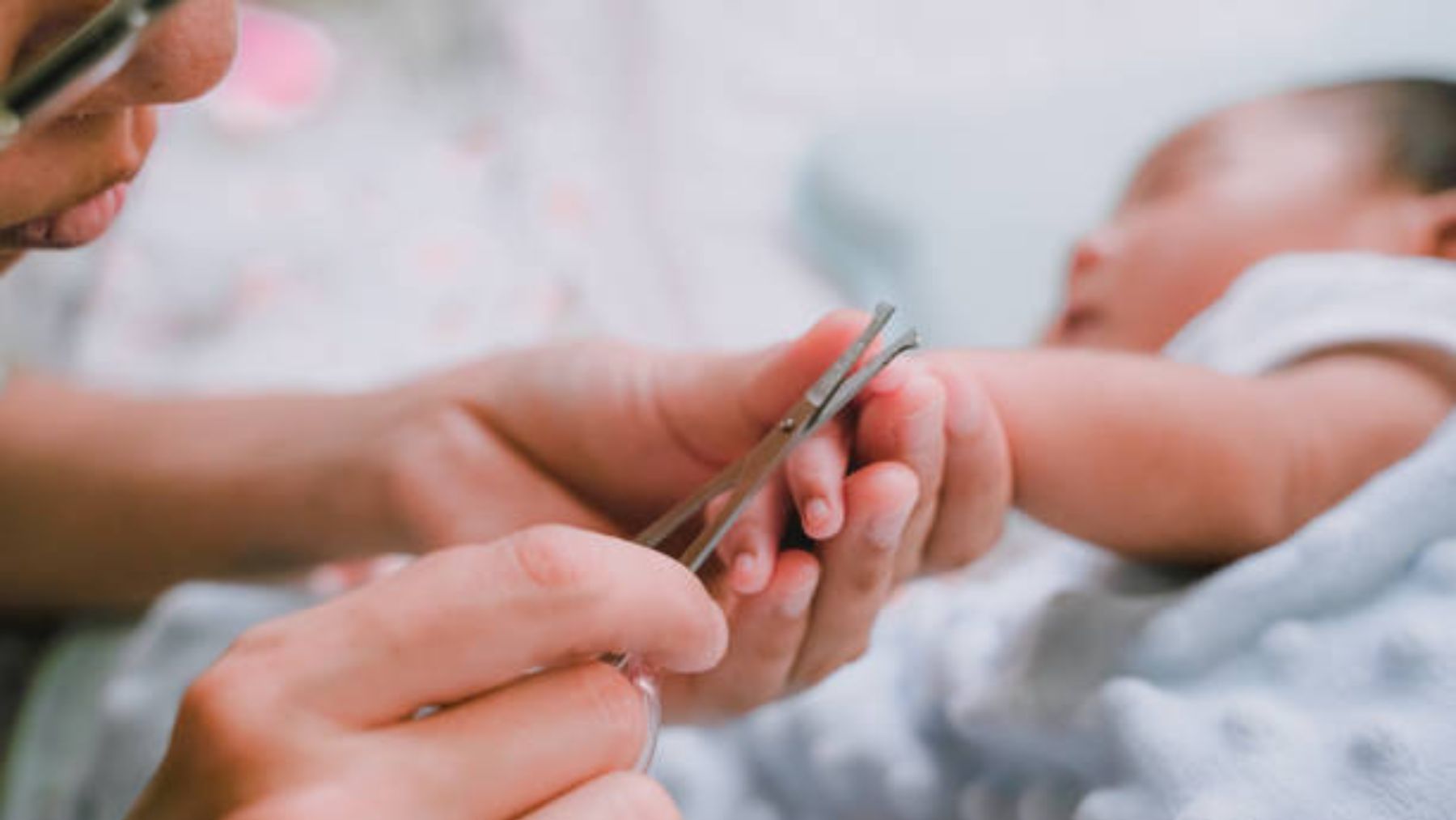 Cortar las uñas del bebé: Cómo deben ser las tijeras adecuadas