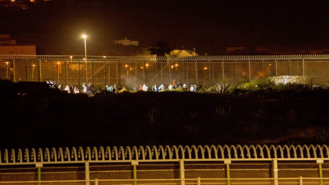 La invasión sigue su curso: 120 subsaharianos saltan la valla de Melilla y dejan 5 agentes heridos