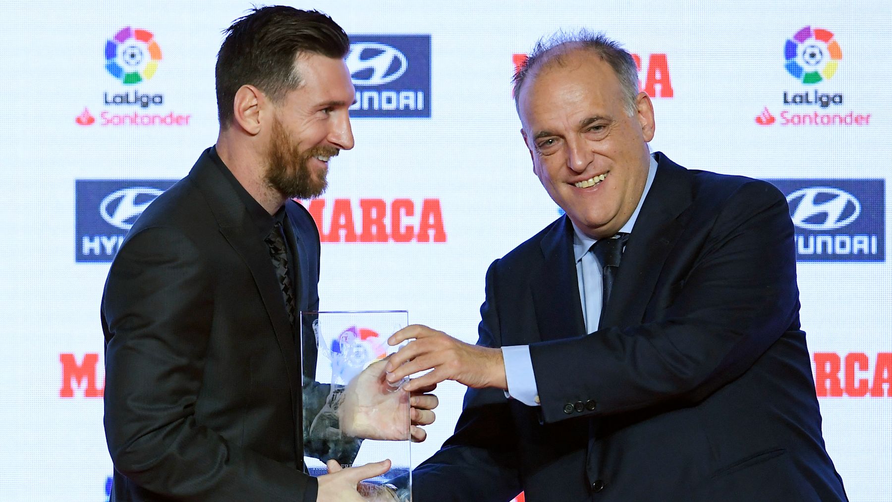 Messi recibe un premio de manos de Javier Tebas. (AFP)