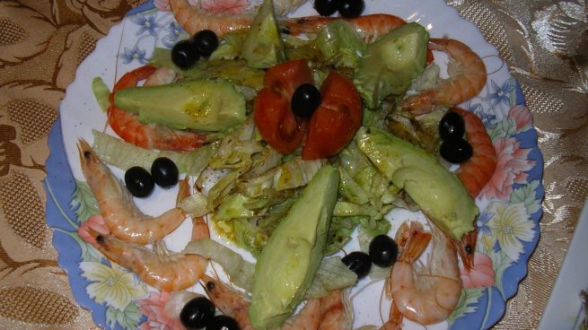 Ensalada de verduras con camarones y aguacate