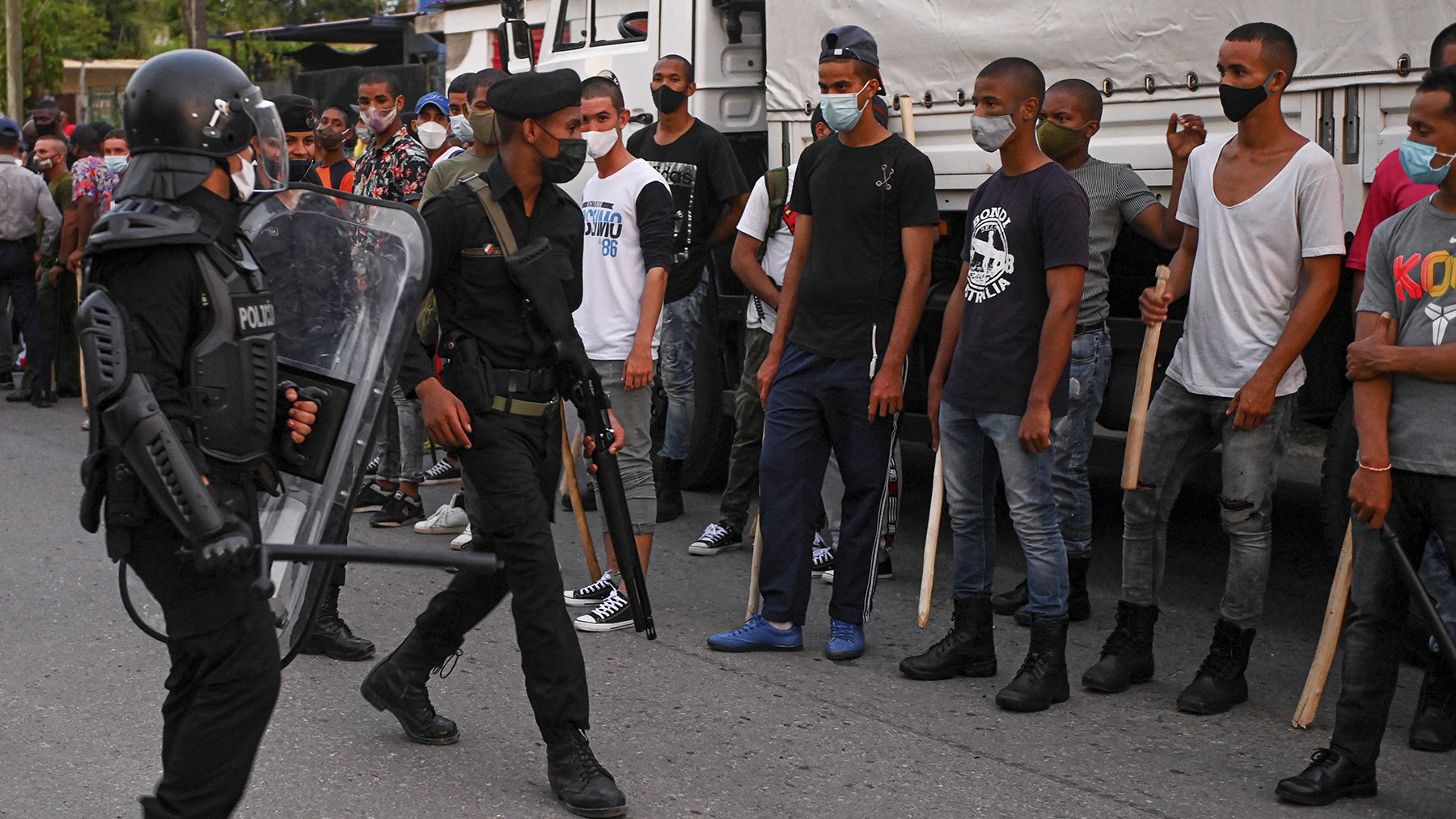 Fuerzas policiales y parapoliacles se preparan para hacer frente a las protestas en Arroyo Naranjo, en la Habana.