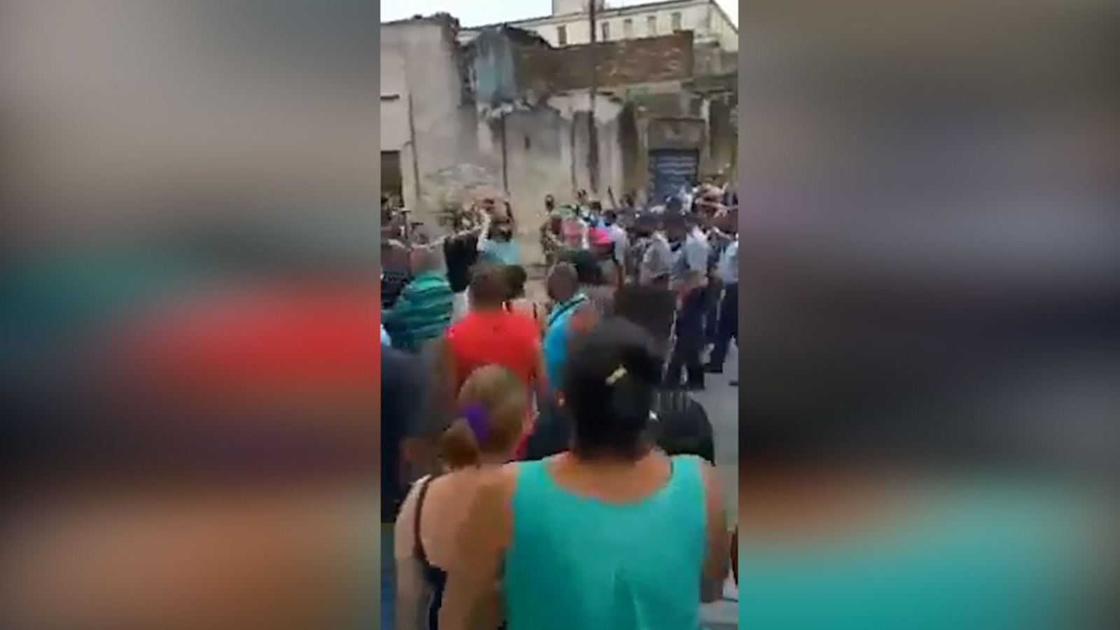 Momento en el que la Policía de Camagüey (Cuba) se aparta para dejar paso a una manifestación contra el régimen cubano.