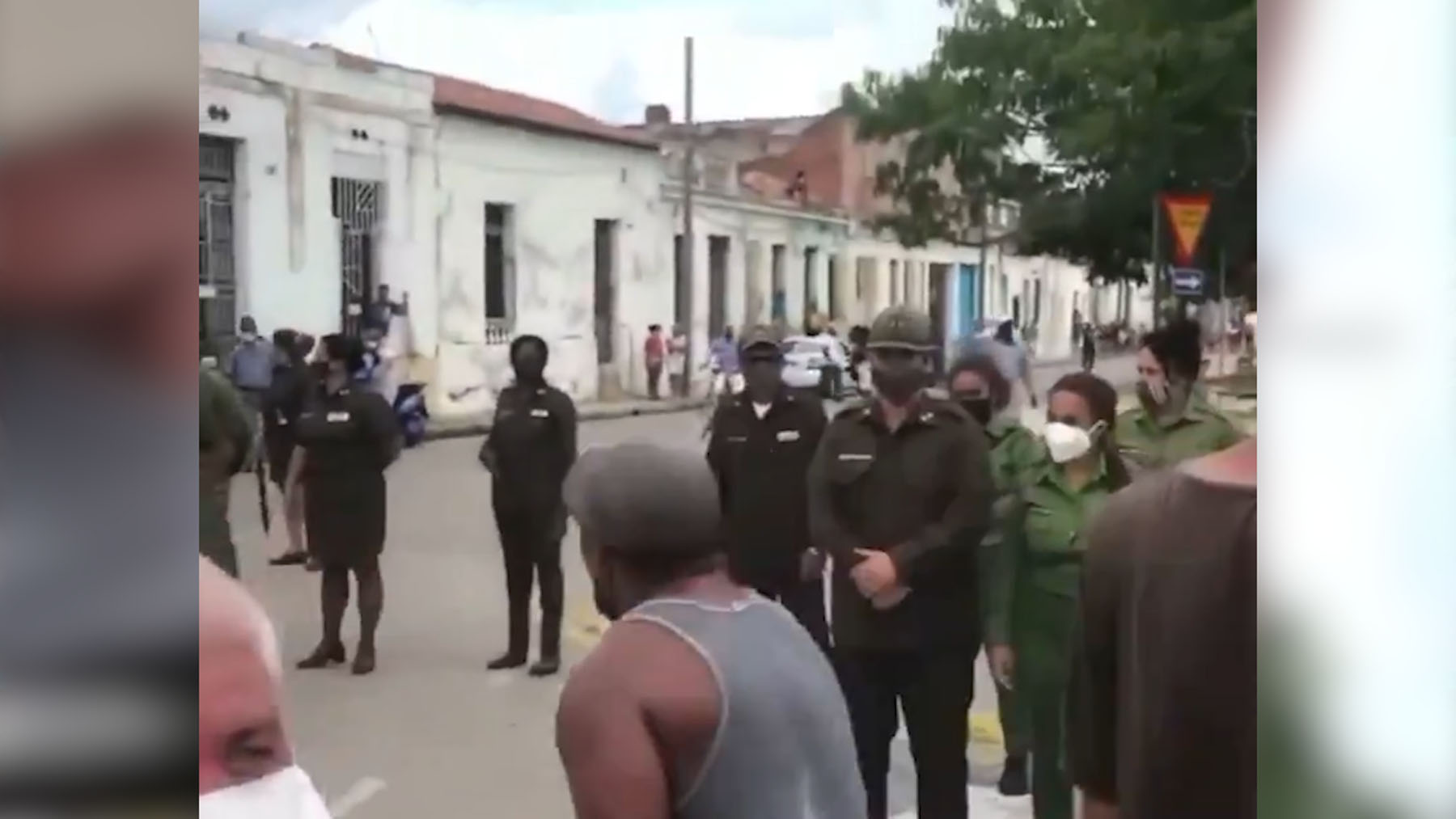 Decenas cubanos gritan a la cara de los sicarios del régimen en Camagüey.