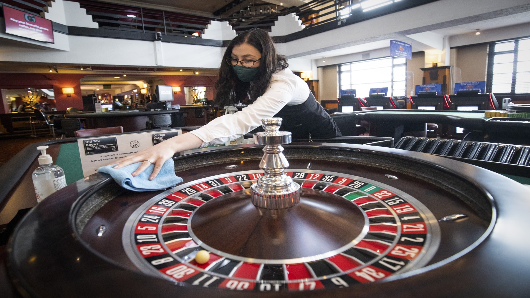 Una Croupier limpia la ruleta de una casino en tiempos de pandemia (JANE BARLOW / PA WIRE).