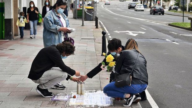 Jóvenes ponen flores donde murió Samuel Luiz.