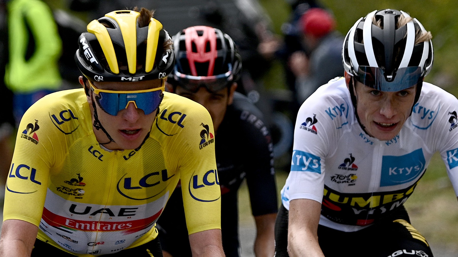 Tadej Pogacar y Jonas Vingegaard durante la etapa 17 del Tour de Francia 2021. (AFP)