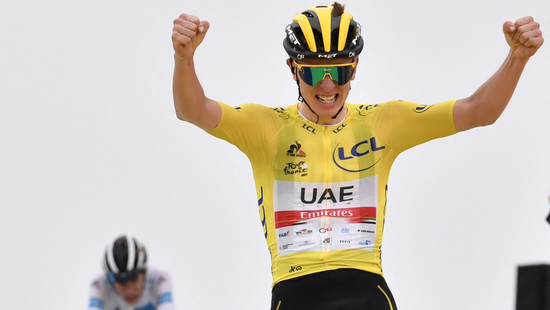 Tadej Pogacar celebra su victoria en la etapa 17 del Tour de Francia 2021. (AFP)