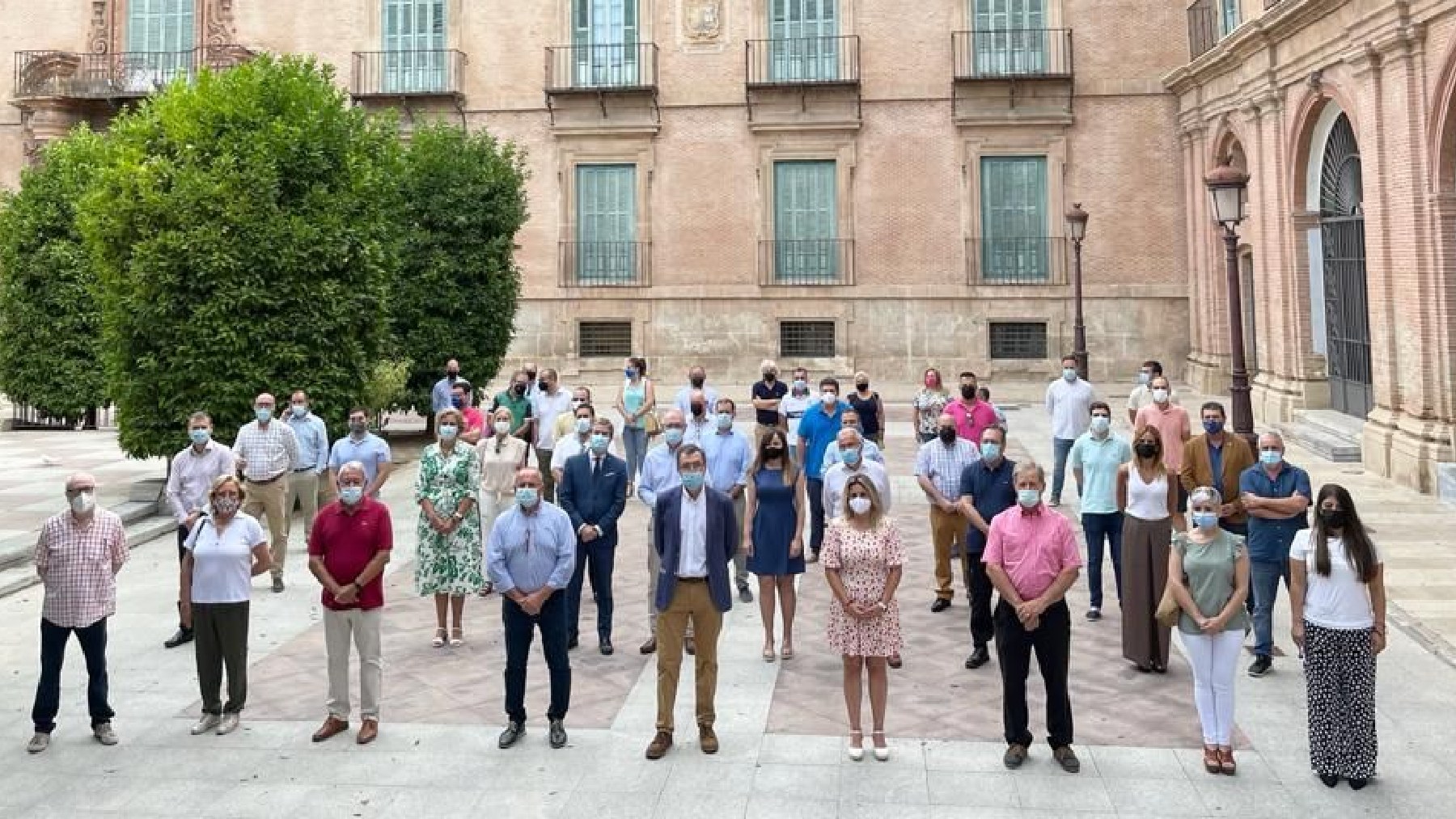 El ex alcalde de Murcia José Ballesta y los responsables locales del PP afectados. (Foto: PP)
